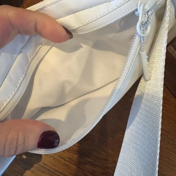 Lululemon Everywhere Crossbody Belt Bag 1L - White - Picture 10 of 11